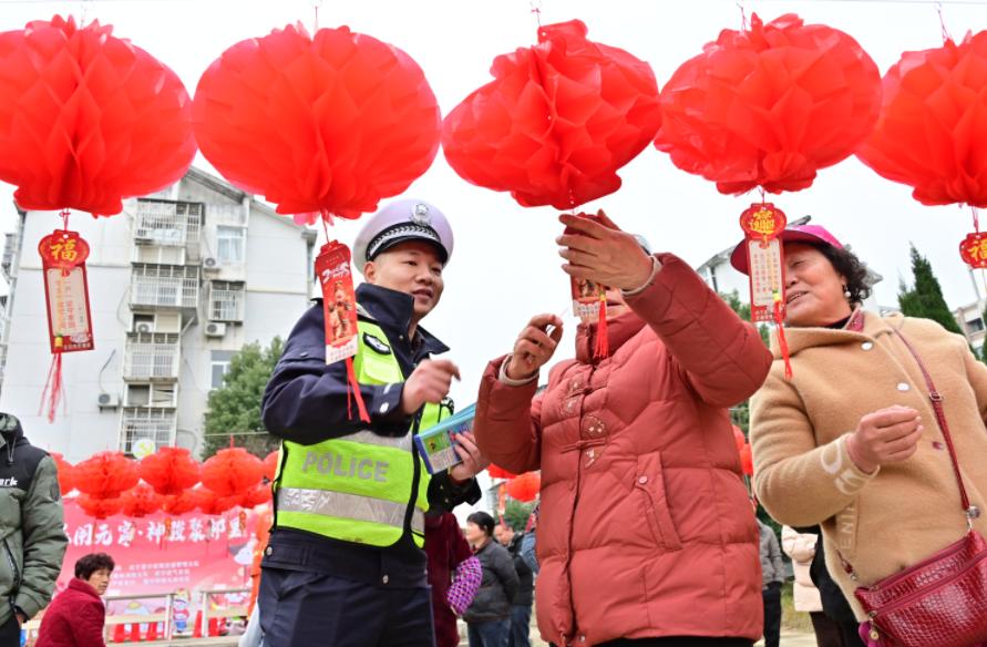 江西武寧：慶元宵 猜燈謎 學(xué)交規(guī)
