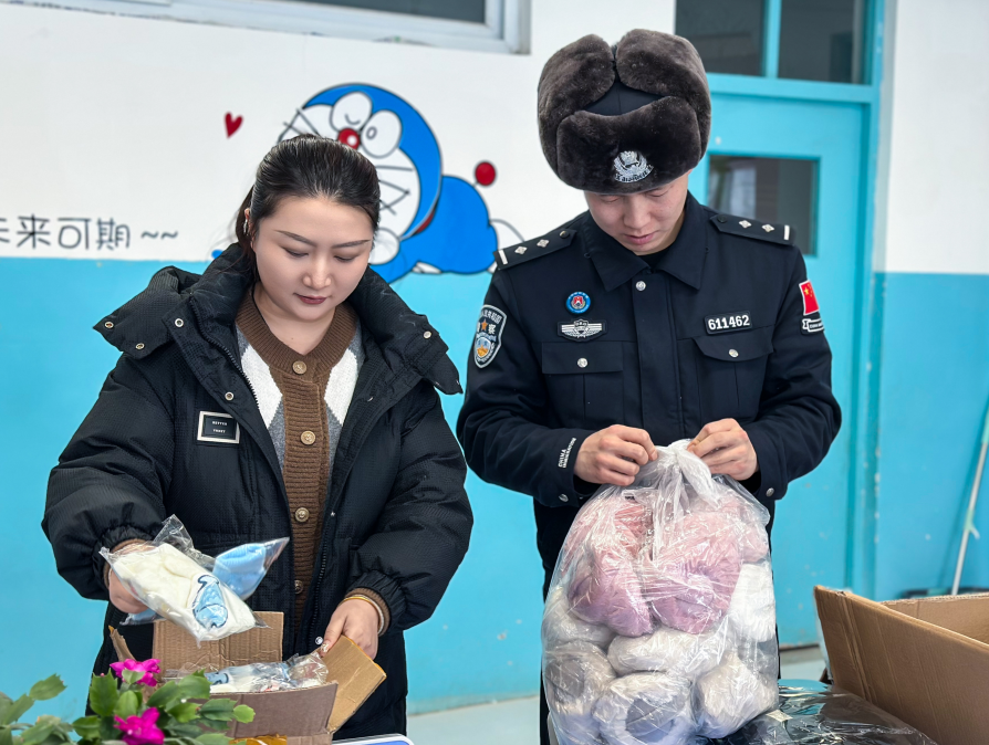 警師夫妻冬日溫情暖童心